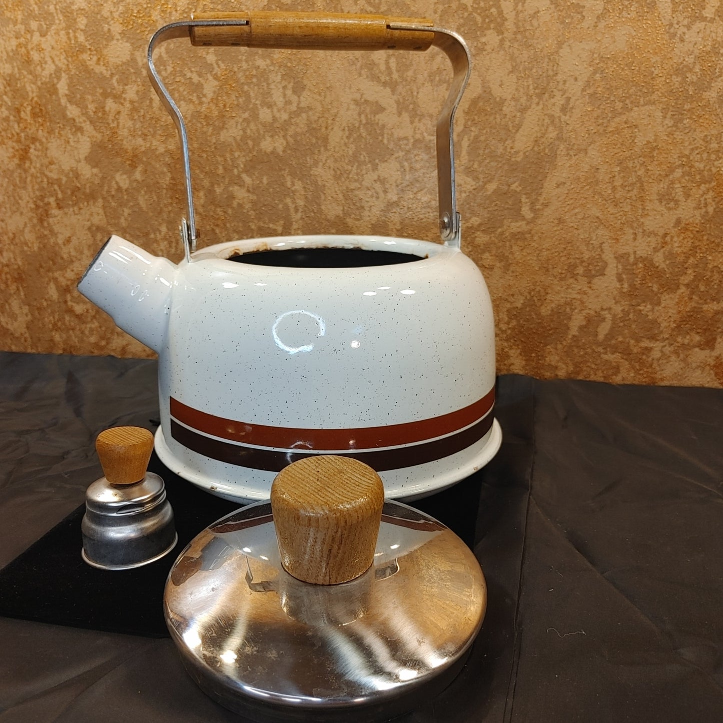 Killer Kettle! Vintage Retro Camp Enameled Tea Wood Handle 1970's Free Shipping!