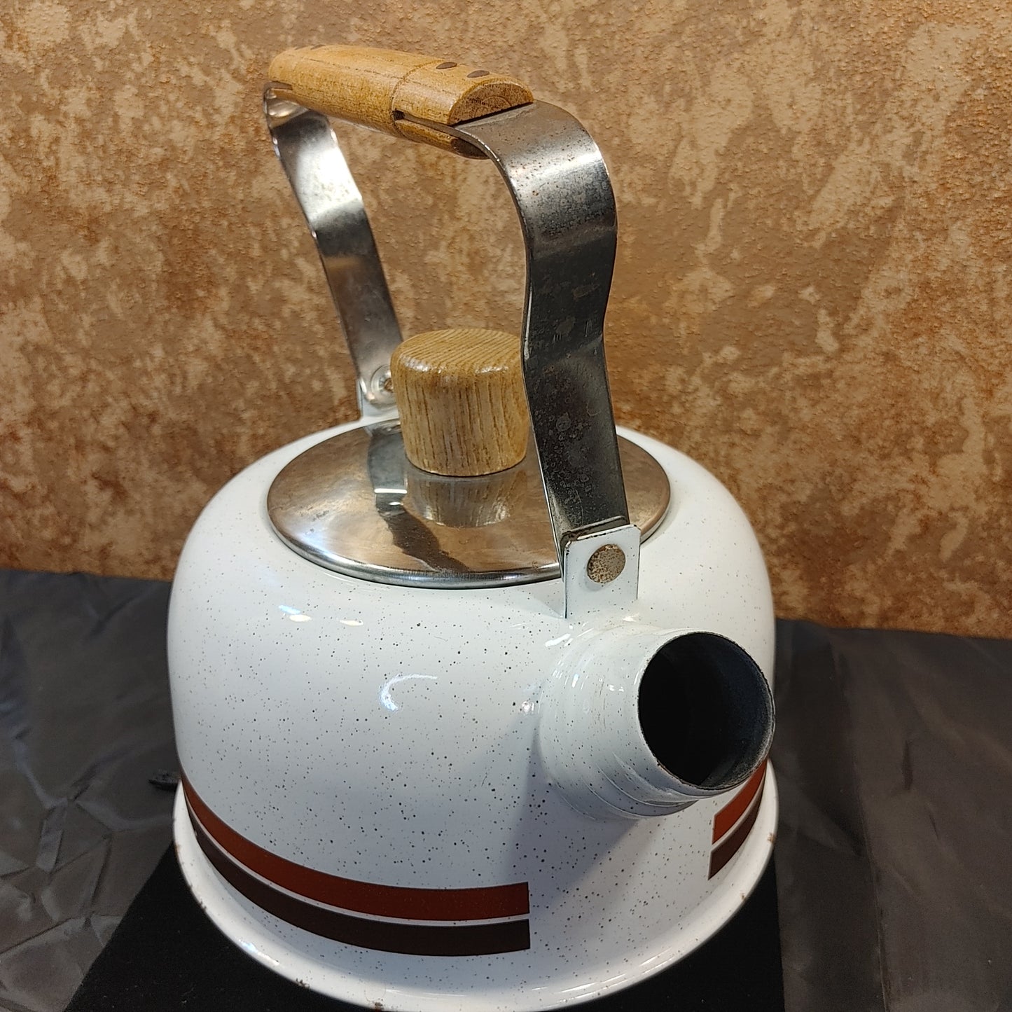 Killer Kettle! Vintage Retro Camp Enameled Tea Wood Handle 1970's Free Shipping!