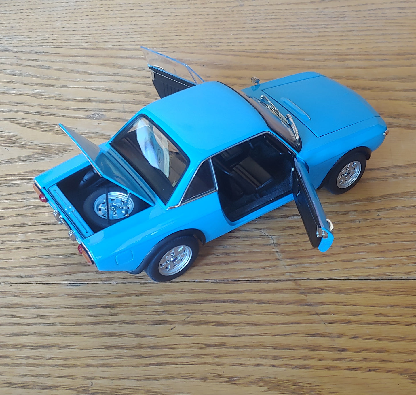 Lancia Fulvia! 1:18 Rare Lancia Fulvia 1.6HF Fanalone AutoArt Model Blue