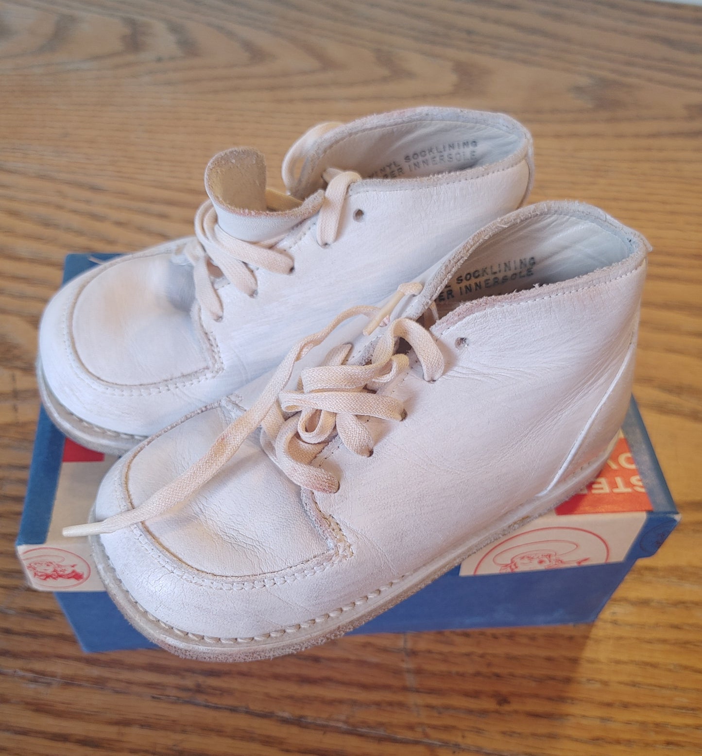 Hey Buster! Vintage 1970's Buster Brown White Shoes Box Nice 4 1/2