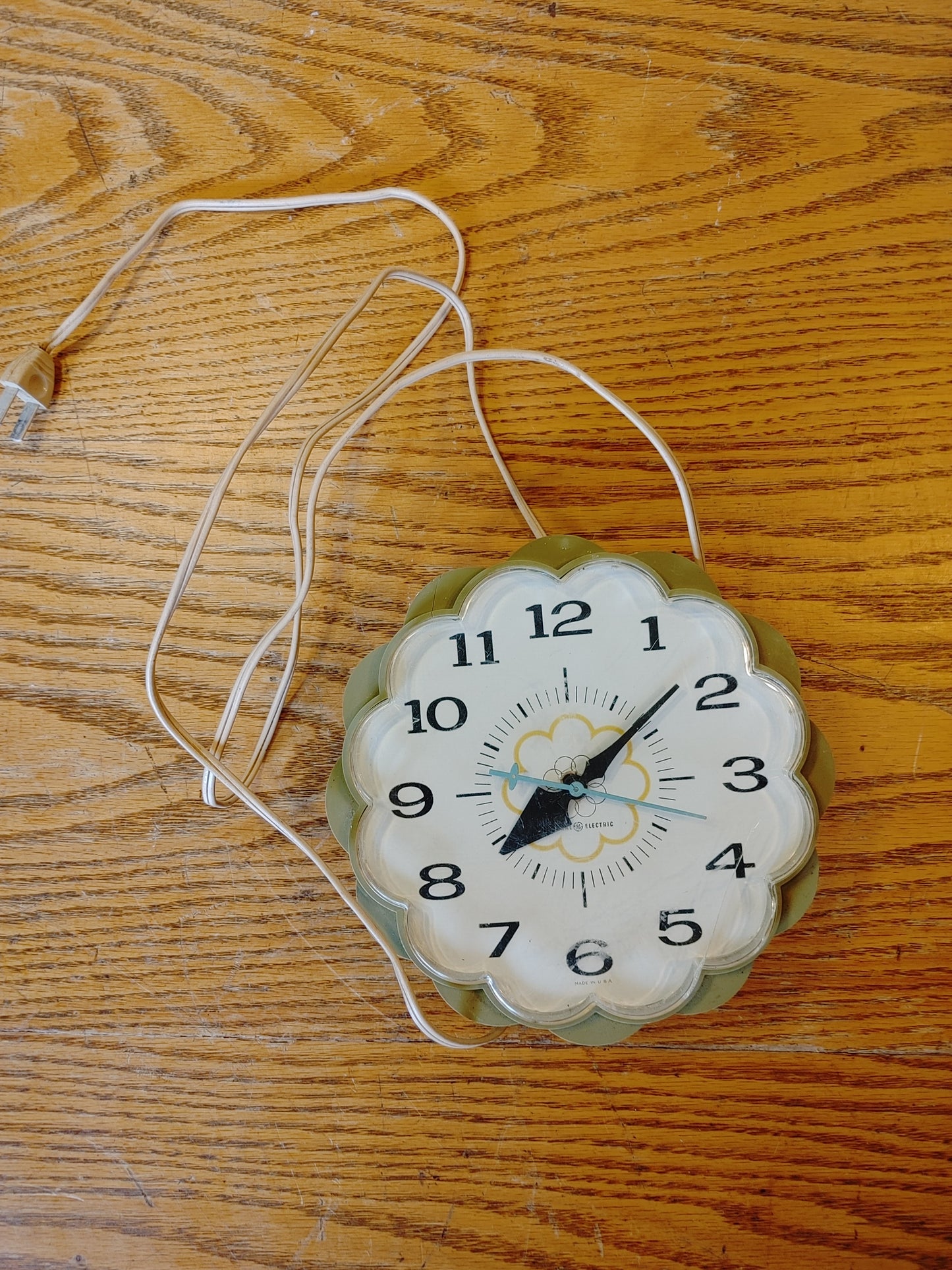 Time Will Tell! Vintage Wall Clock Mid Century GE Flower Shape