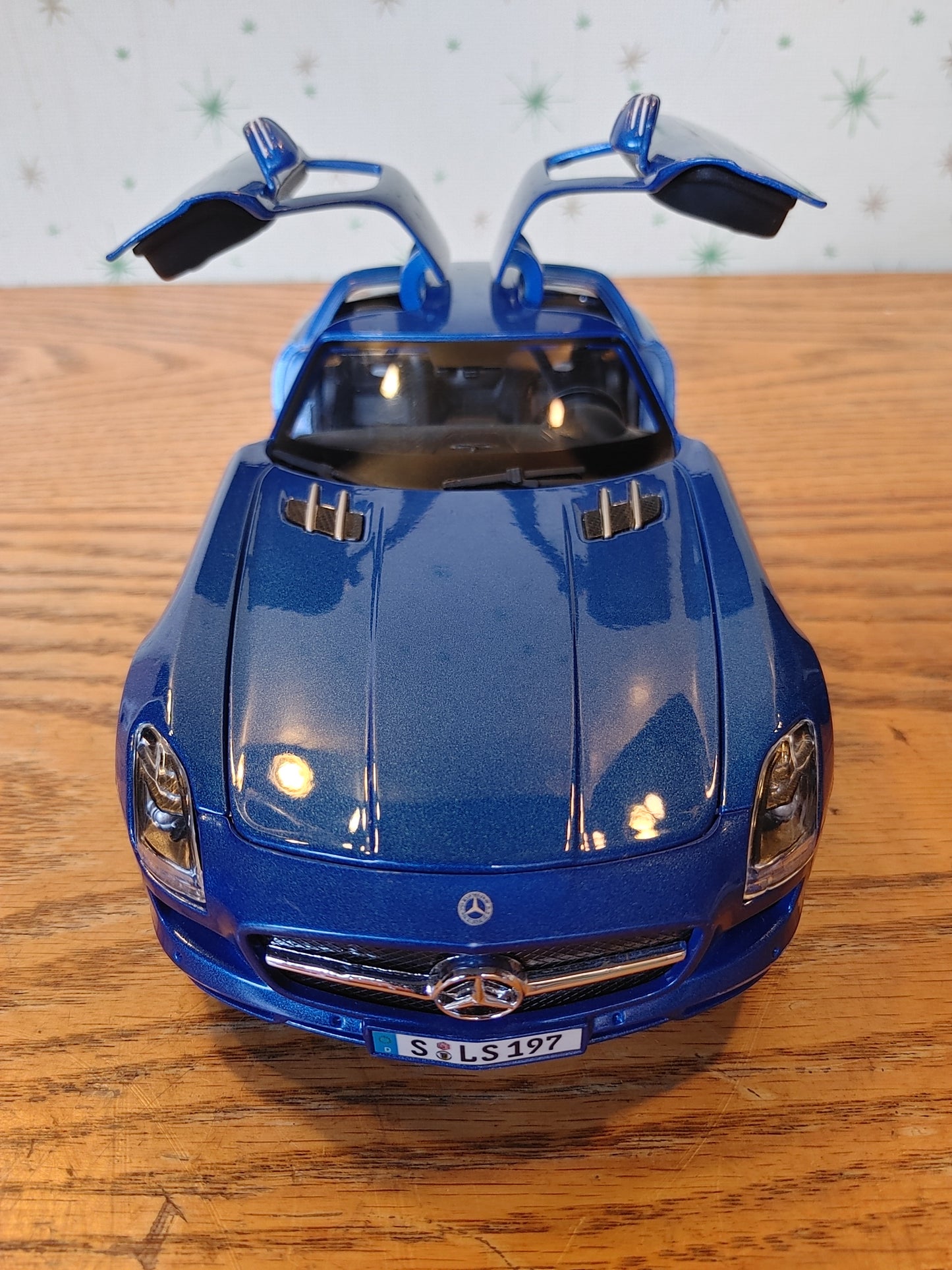 Gullwing! Maisto SLS AMG Mercedes 1:18 Blue Good Condition No Box or Stand