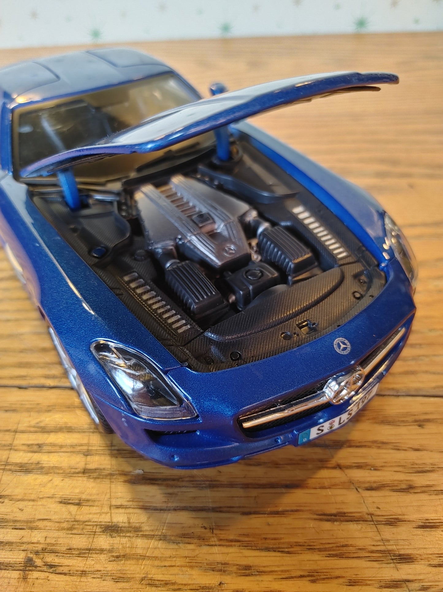 Gullwing! Maisto SLS AMG Mercedes 1:18 Blue Good Condition No Box or Stand