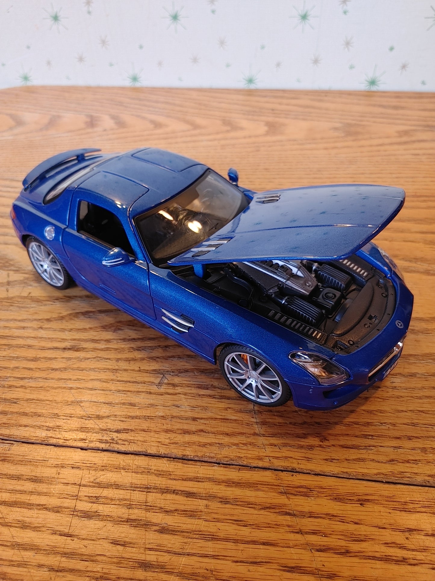 Gullwing! Maisto SLS AMG Mercedes 1:18 Blue Good Condition No Box or Stand