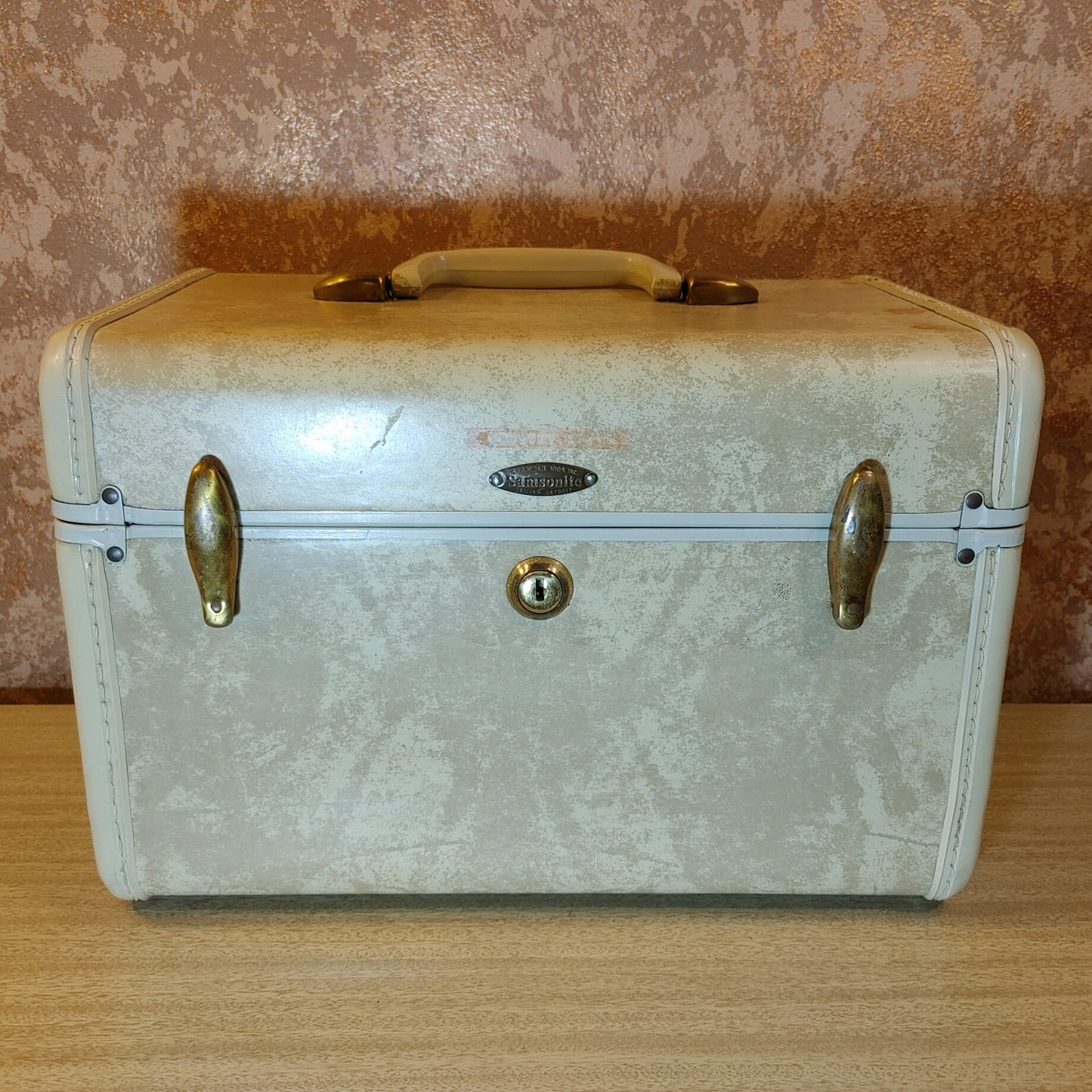 Another Train Case! Vintage Samsonite Shwayder Bros Off White Nice Carry On Luggage